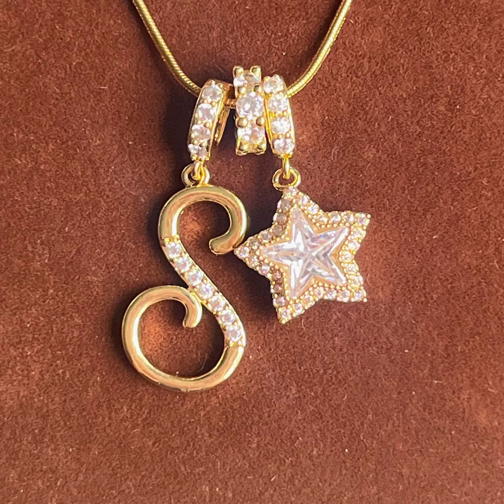 Letter chain with ⭐️